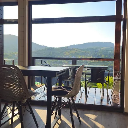 Lisoviy Zatyshok 2 ,котеджі,басейн,чан-джакузі بيت ضيافة سلافسكي