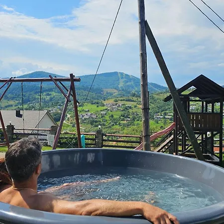 بيت ضيافة Lisoviy Zatyshok 2 ,котеджі,басейн,чан-джакузі سلافسكي